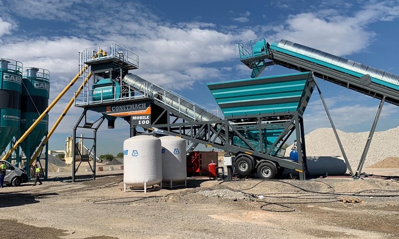 Se pone en funcionamiento CONSTMACH 100 m3 / h de capacidad Planta Dosificadora Móvil de Hormigón para nuestro cliente en España con un alto rendimien