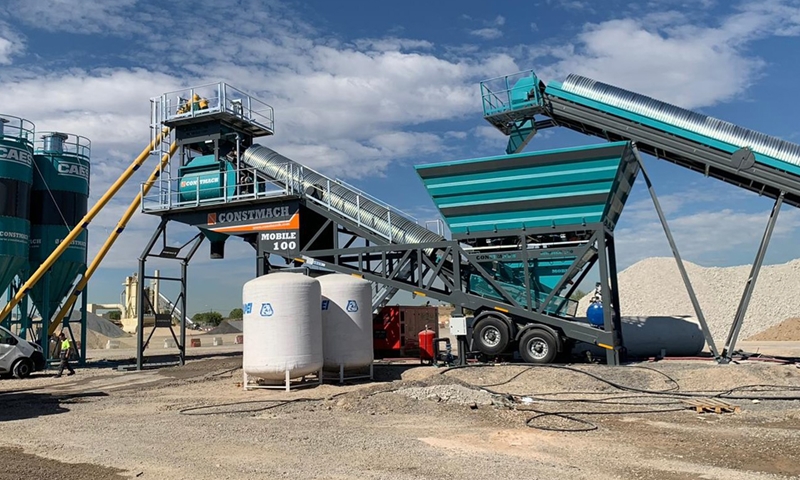 La centrale à béton mobile CONSTMACH d'une capacité de 100 m3/h est mise en service pour notre client en Espagne avec des performances élevées et de b