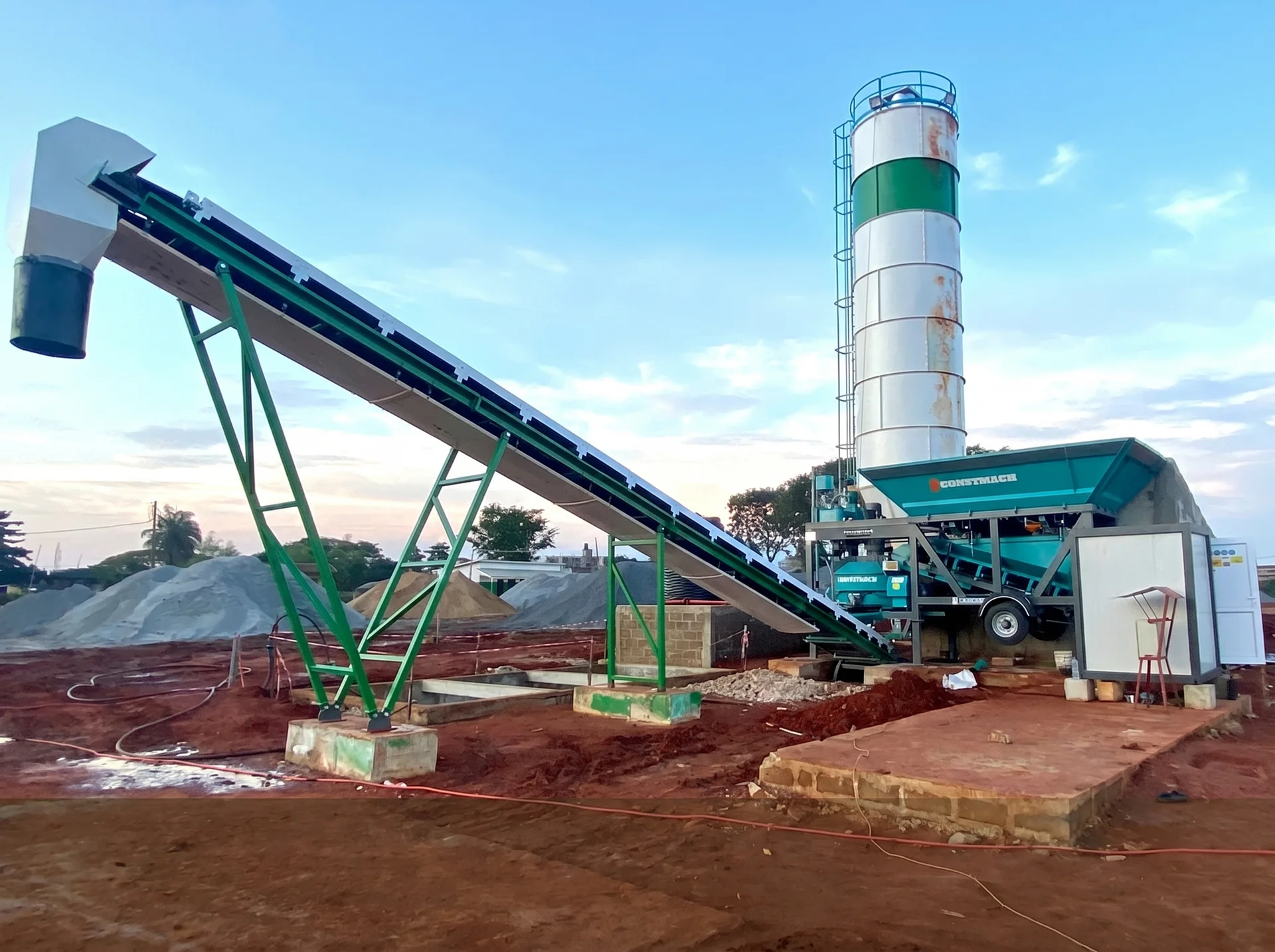 MOBICOM 30 / BETONMISCHANLAGE — Benin Installationsreferenz