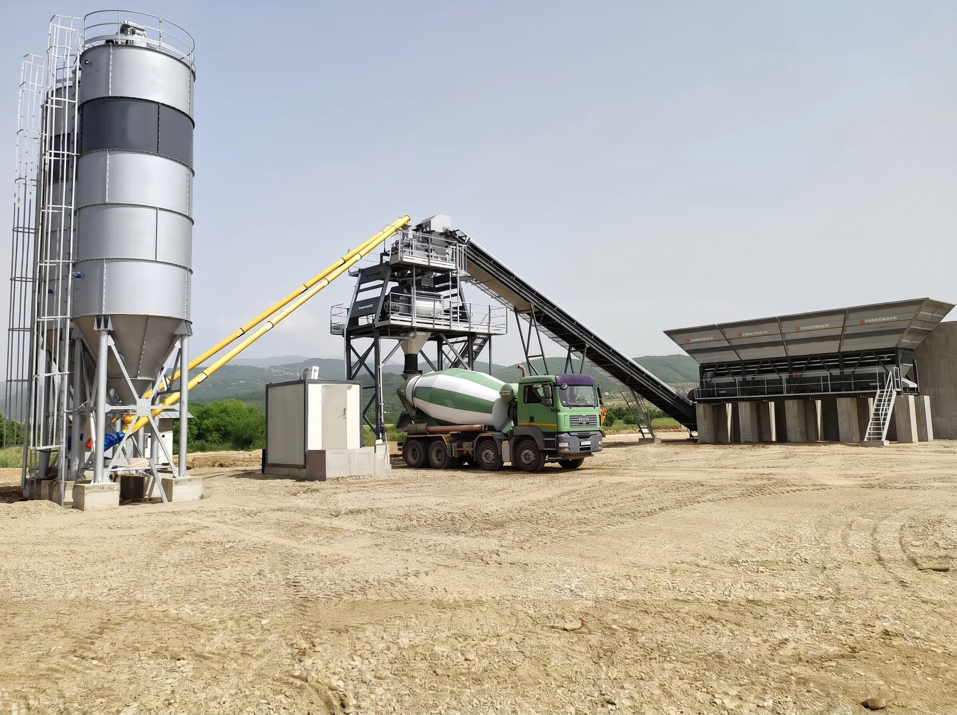 STATIONARY 100 / BETONMISCHANLAGE — Serbien Installationsreferenz