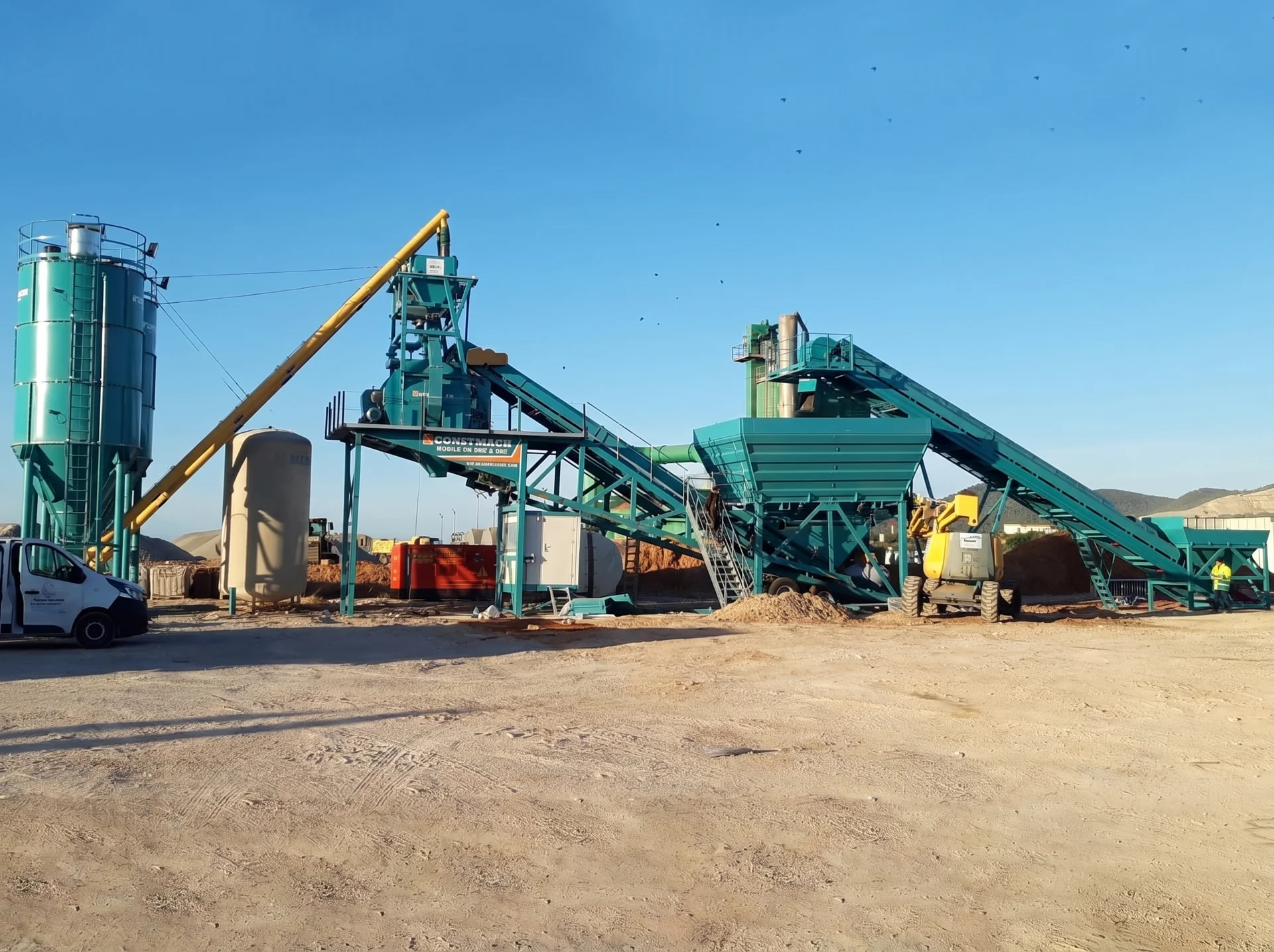 MOBILE 100 / Nass-/Trocken-Betonmischanlage — Spain Installationsreferenz