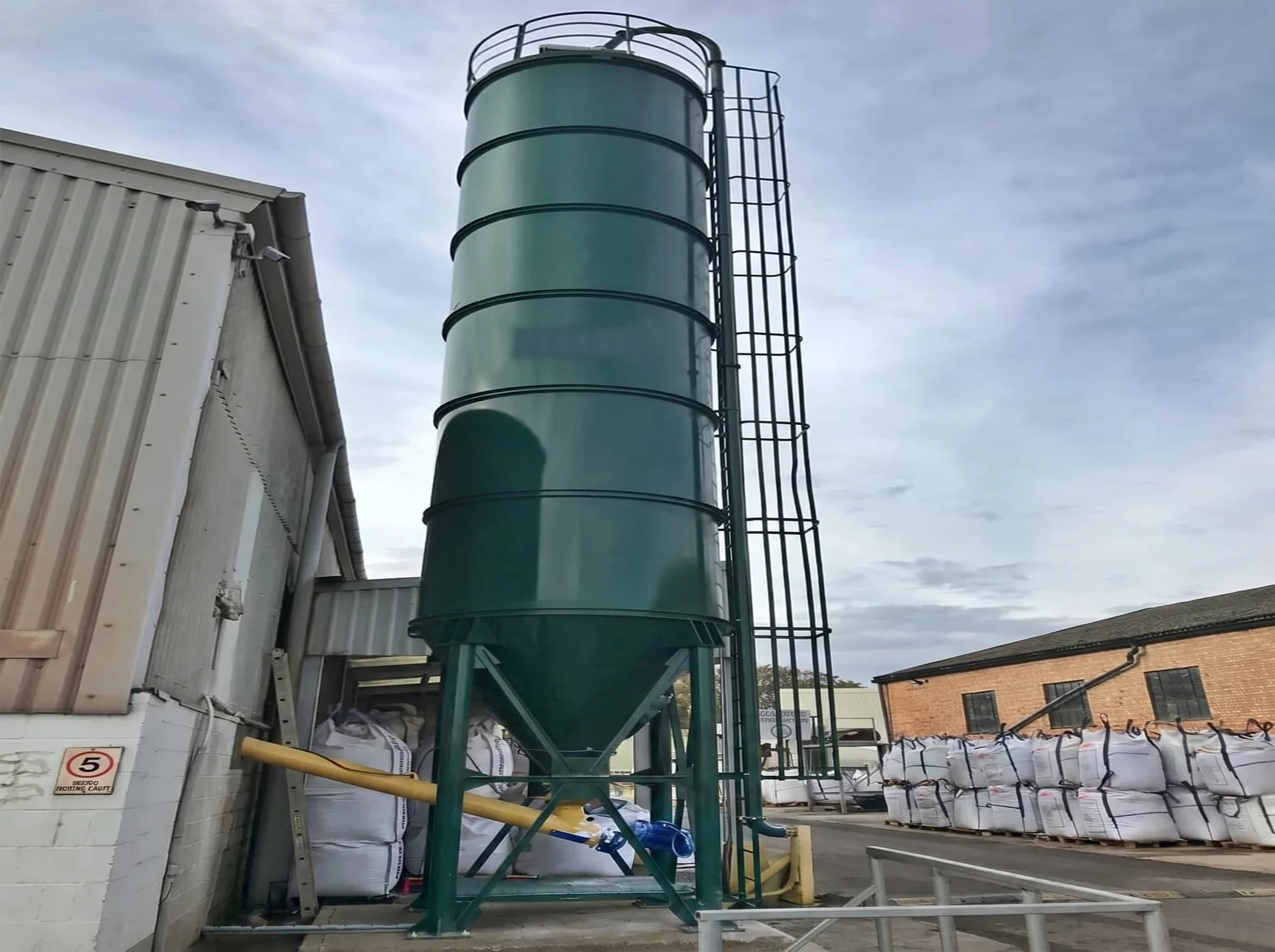 CS-50 / Zementsilo — United Kingdom Installationsreferenz